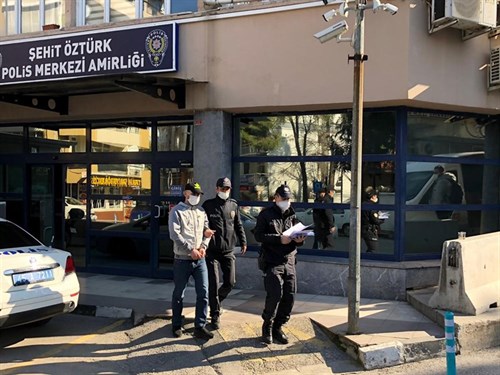 Tekel Bayiyi Yakmaya Çalışan Şahıs Polis Aracına Çarpınca Yakalandı