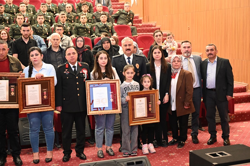 İl Emniyet Müdürümüz Sayın Fahri AKTAŞ, Valimiz Sayın Vahdettin ÖZKAN Tarafından Takdim Edilen Devlet Övünç Madalyası ve Berat Tevcih Törenine Katıldı